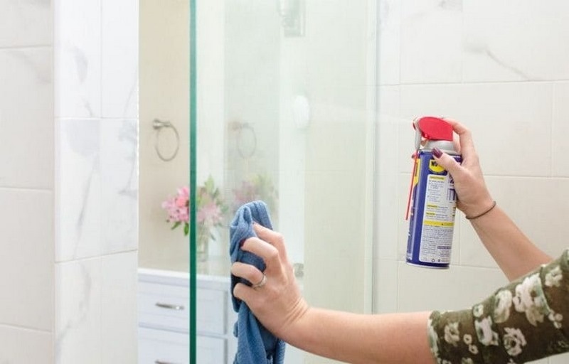 Làm sạch kính nhà vệ sinh sẽ nâng cao mỹ quan cho người dùng 