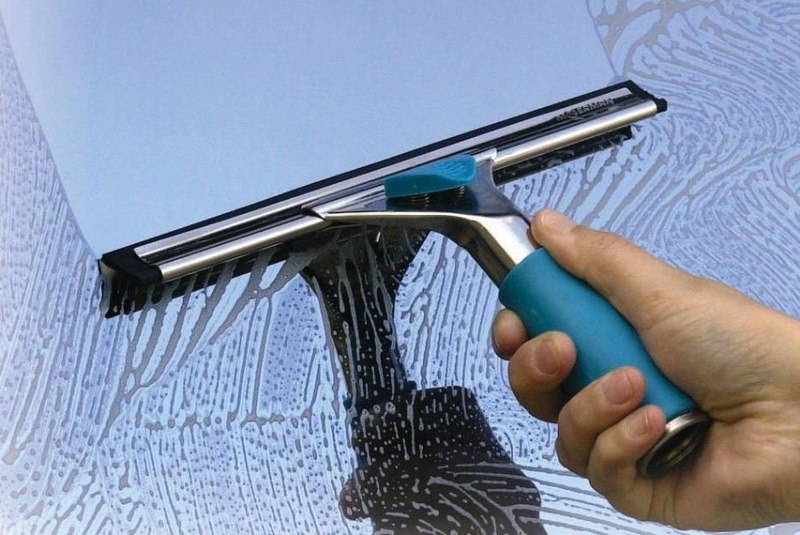 Làm sạch kính nhà vệ sinh sẽ giúp nâng cao tuổi thọ của vật dụng