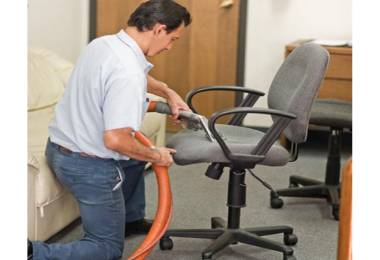 Hướng dẫn chi tiết cách vệ sinh ghế xoay văn phòng đạt tiêu chuẩn